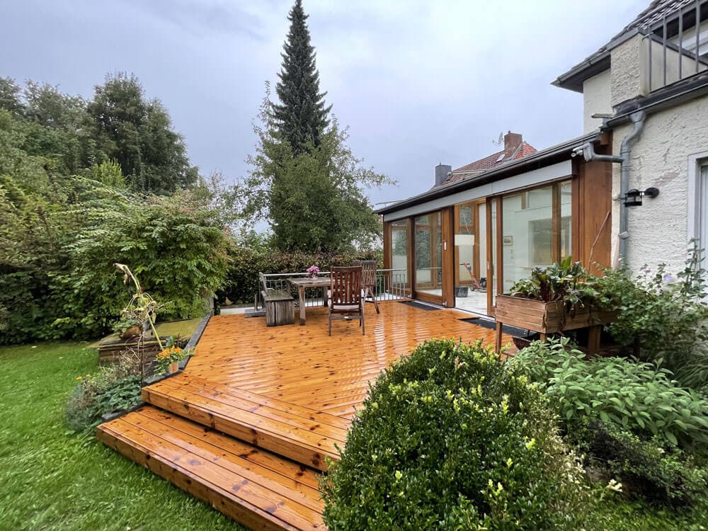 Holzterrasse pflegen – einfache Tipps für lange Haltbarkeit